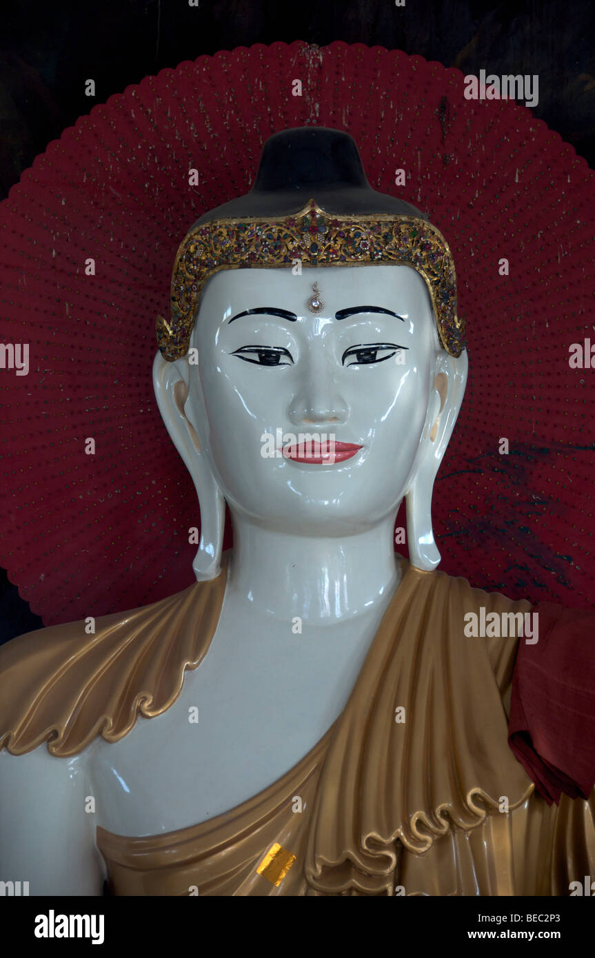Gesicht eines keramischen Buddha in der wichtigsten buddhistischen Tempel des Myawaddy in Birma. Stockfoto