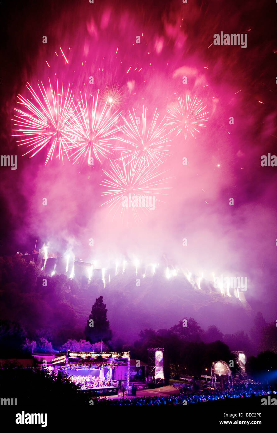 Feuerwerk an der schließenden Zeremonie Edinburgh Festival Schottland UK Stockfoto