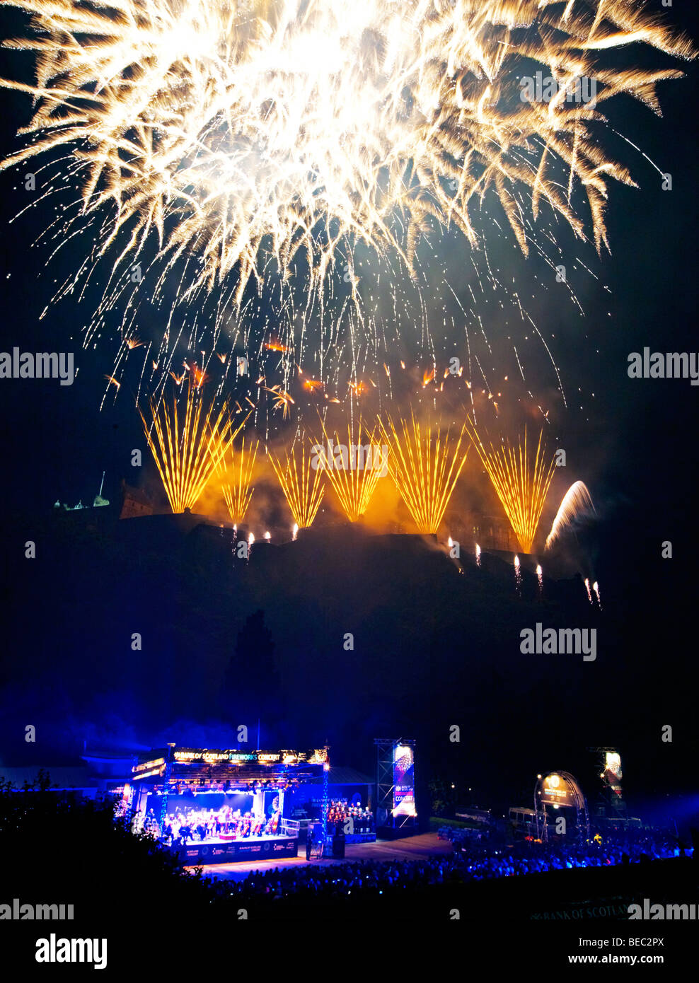 Feuerwerk an der schließenden Zeremonie Edinburgh Festival Schottland UK Stockfoto