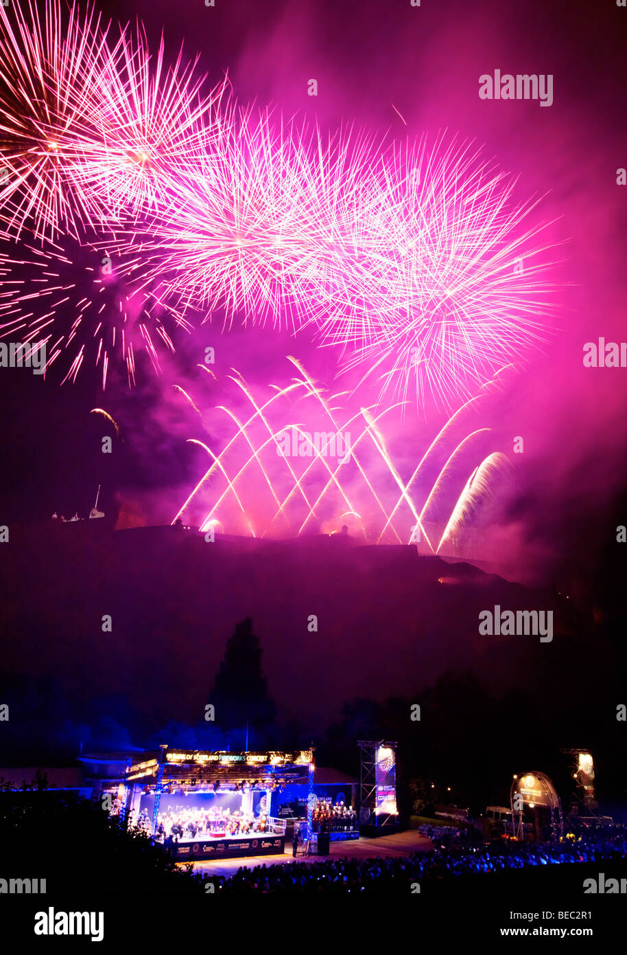 Feuerwerk an der schließenden Zeremonie Edinburgh Festival Schottland UK Stockfoto