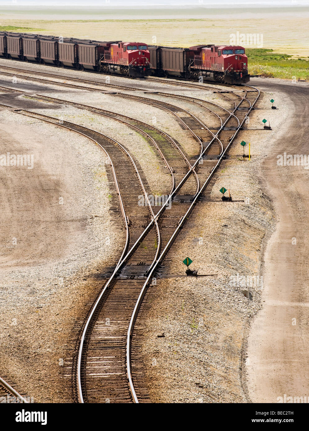 Zug und Box Autos auf der Bahnstrecke Stockfoto
