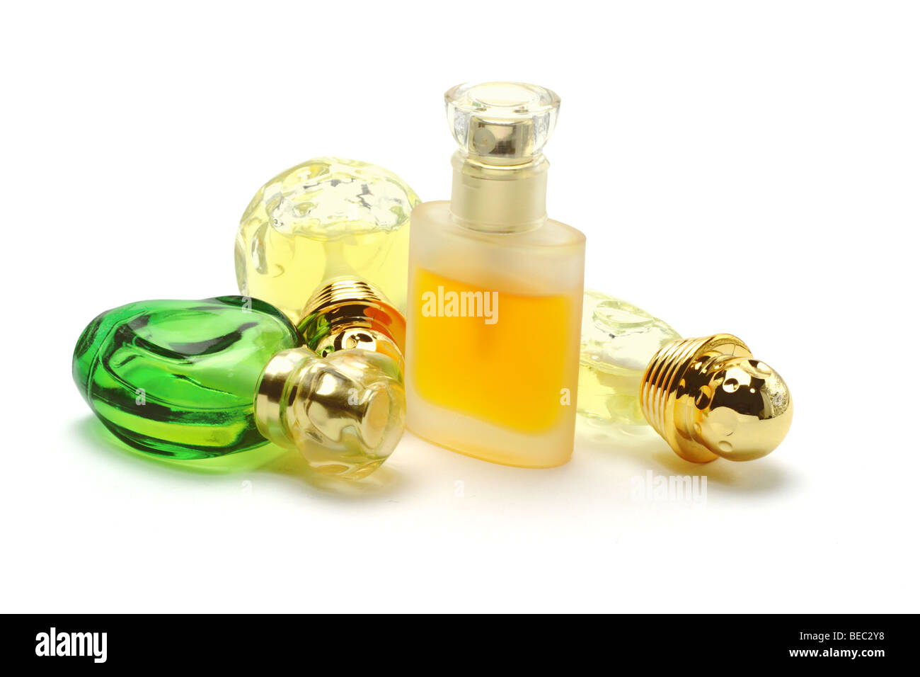 Vier Flaschen Parfüm auf weißem Hintergrund Stockfoto