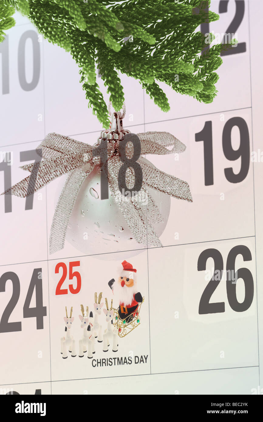 Verbund von hängenden Weihnachtsschmuck und Kalender Seitenhintergrund Stockfoto