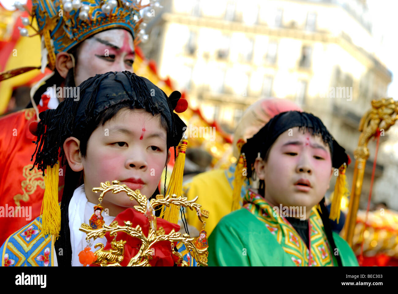 Paris, Frankreich, Junge Jungen in traditionellen Kostümen, Parade im „chinesischen Neujahr“, Karnevalskinder im Straßenporträt. paris chinesisch Stockfoto
