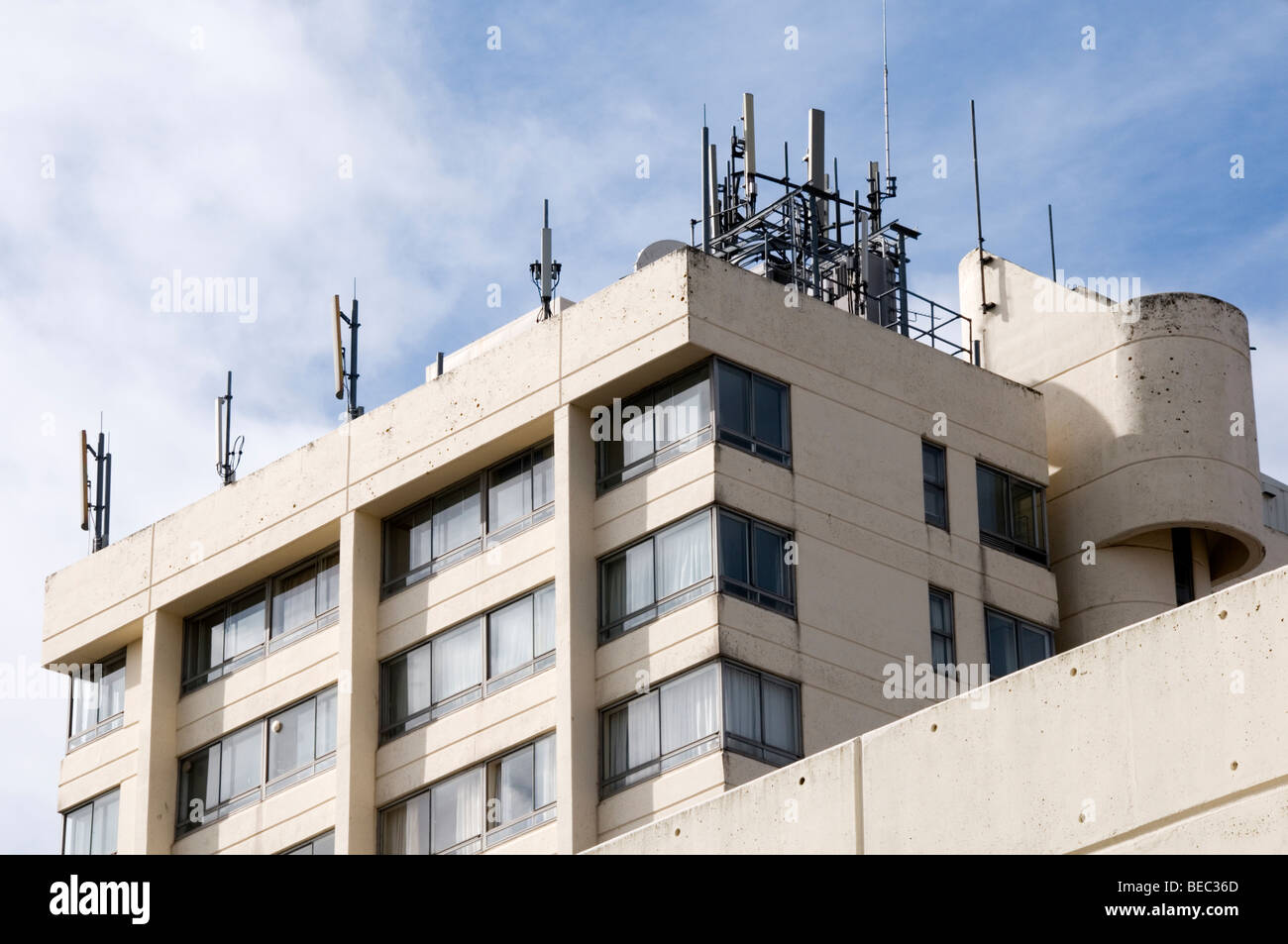 Radio Antennen auf dem Dach eines Gebäudes in Süd-London Stockfoto