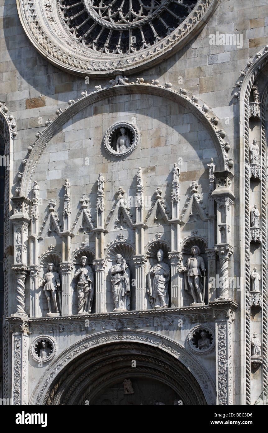 Geschnitzte Figuren aus Stein auf der Fassade der Kathedrale Duomo oder in Como, Italien, Europa Stockfoto
