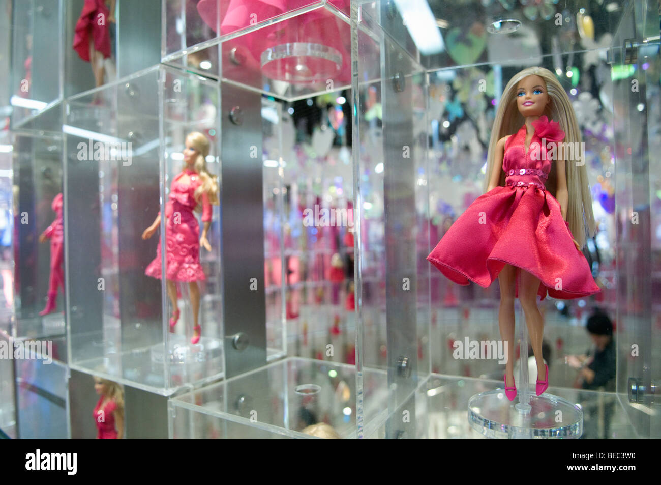 Hunderte von Barbie-Puppen sind auf Anzeige in der weltweit größten Store für Barbie, das Flaggschiff in Shanghai China. Stockfoto
