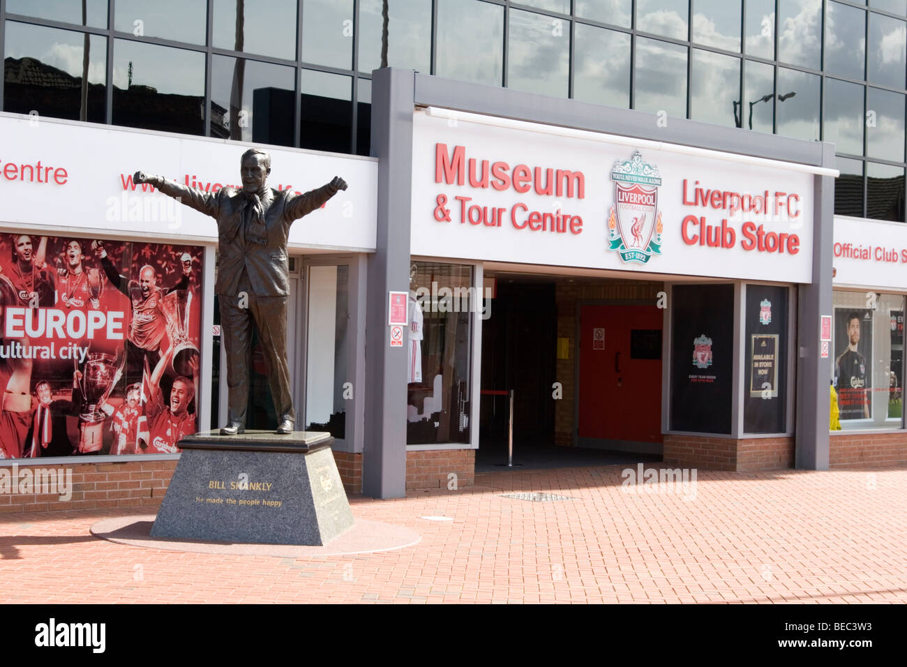 Blick auf das Liverpool FC Museum und den Klubladen mit der Bill Shankley Statue im Vordergrund Stockfoto