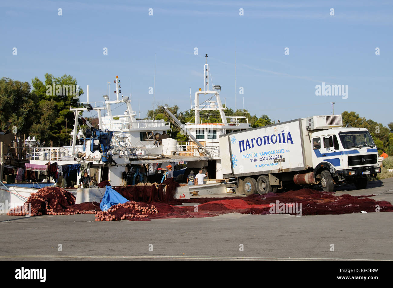 Kommerziellen Fischerboote bei Nea Potidea Nordgriechenland Stockfoto