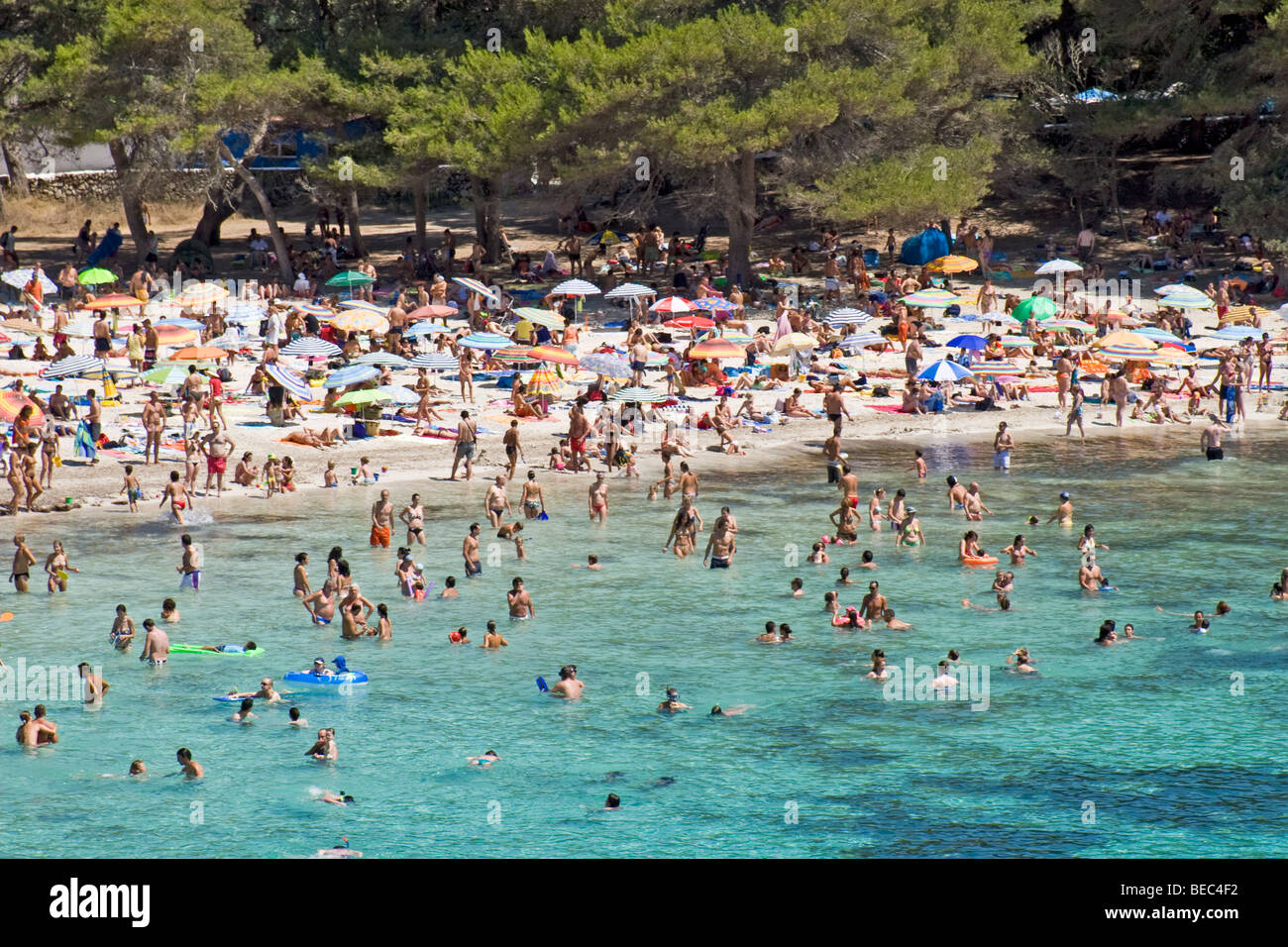 Cala Macarella, Menorca, Spanien. Im Sommer überfüllt. Stockfoto