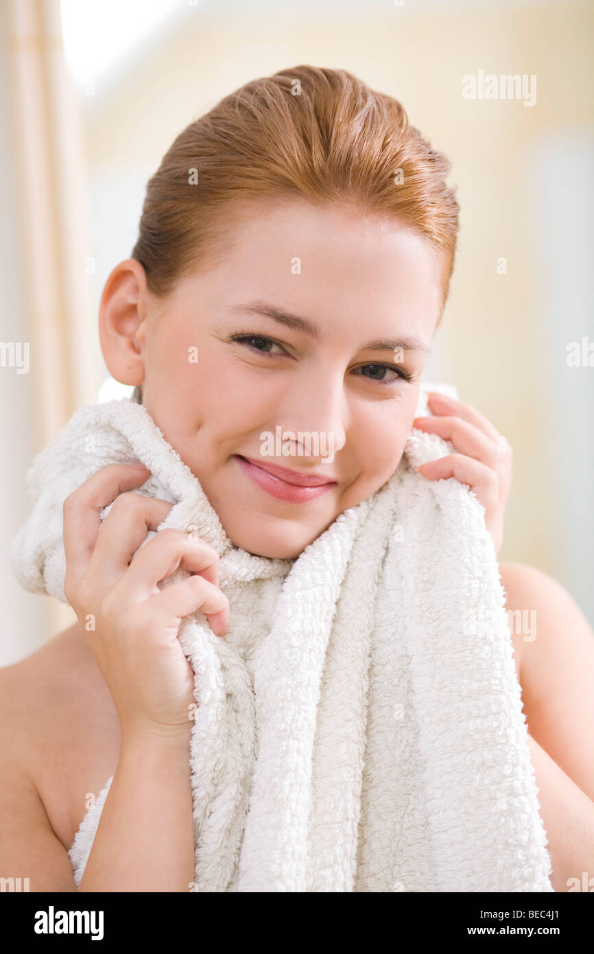 Junge Frau Beauty Portrait mit Handtuch. Stockfoto