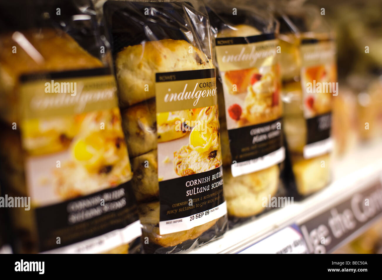 Kornische Genuss-Produkte im Supermarkt Stockfoto