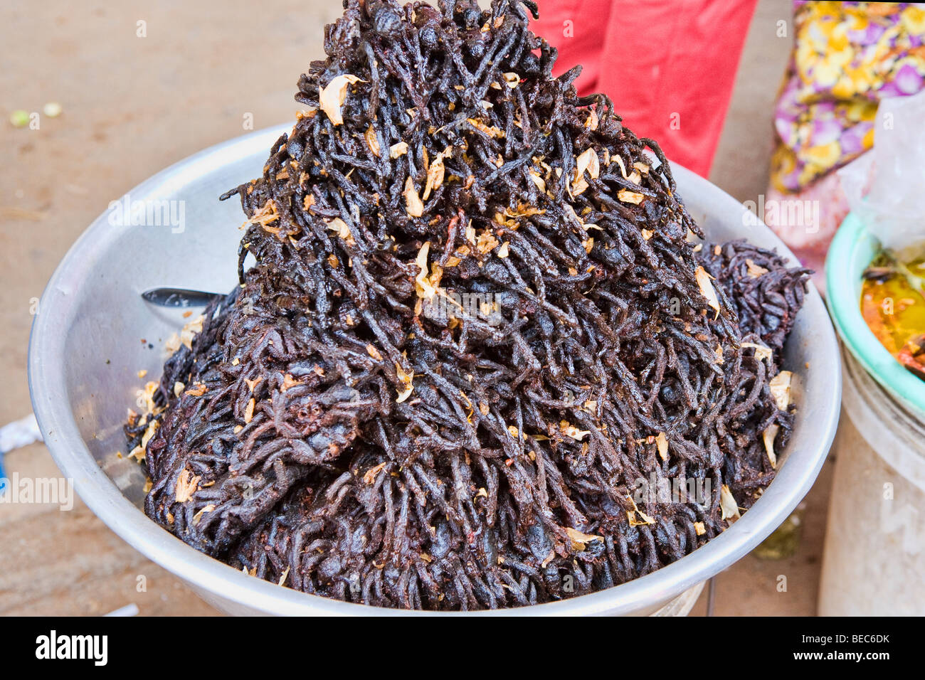 Tiefe gebratenen Vogelspinnen zum Verkauf an einer Bushaltestelle in Kambodscha Stockfoto