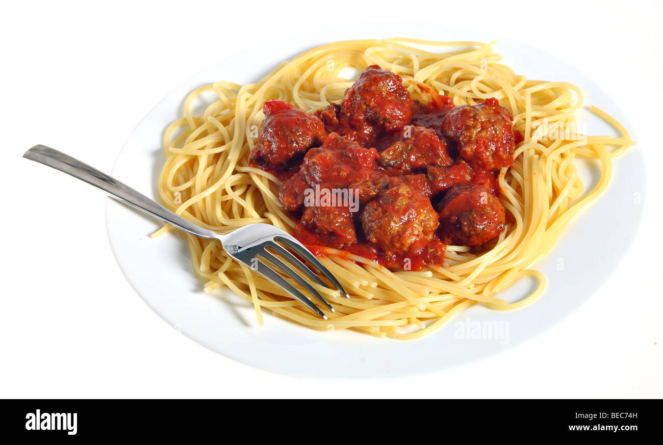 Einen Teller Spaghetti und italienische Fleischbällchen in Tomatensauce, mit einer Gabel Stockfoto