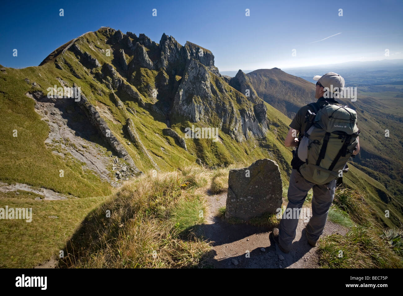 Ein Wanderer vor "Puy de Sancy" oben (Puy de Dôme - Frankreich). Randonneur Devant le Sommet du Puy de Sancy. Stockfoto