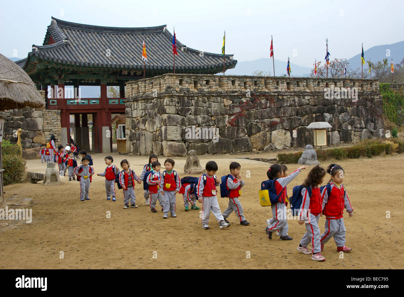 Schülerinnen und Schüler am Naganeupseong Folk Village, South Korea Stockfoto