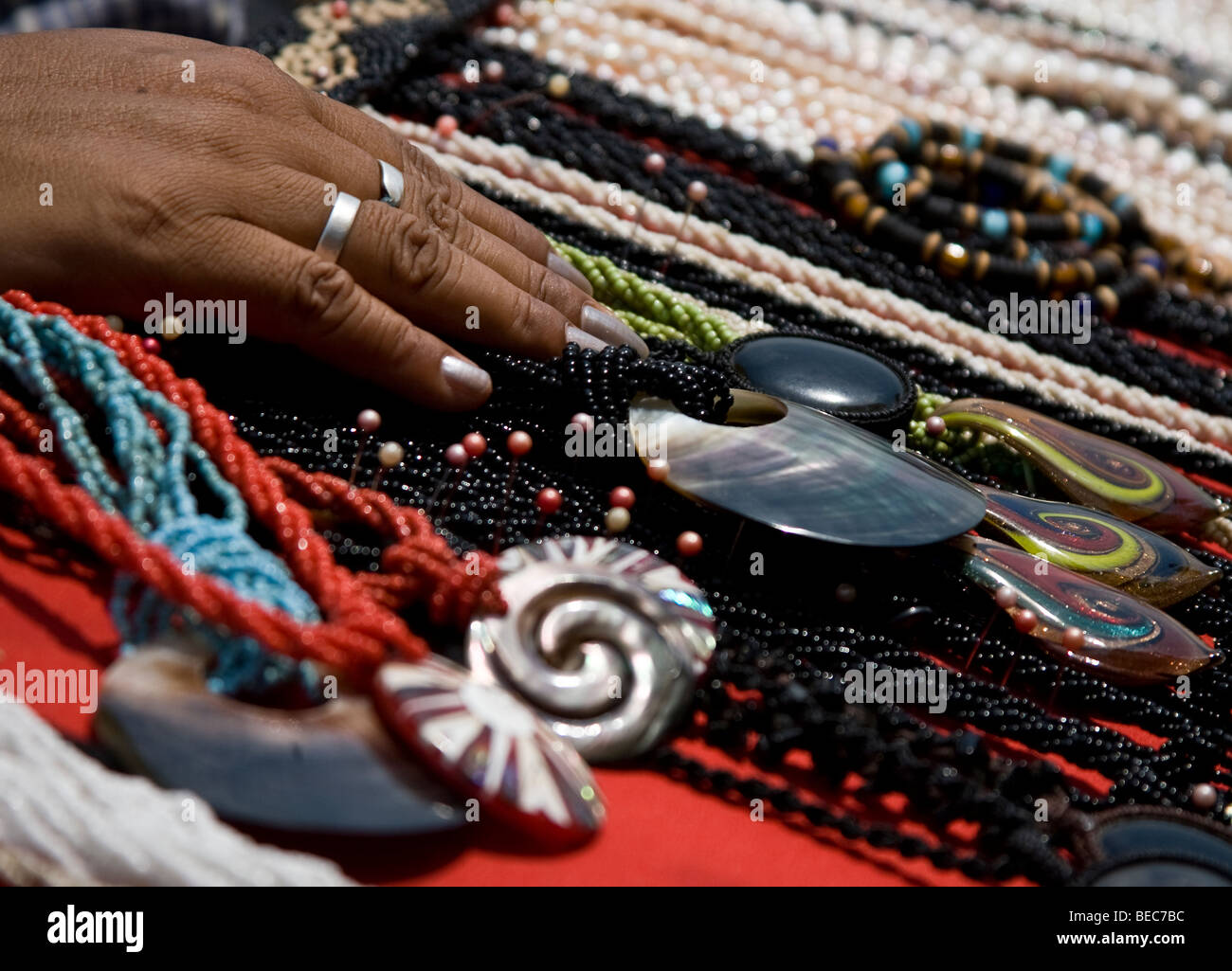 Strand-Anbieter verkaufen Halsketten Stockfoto
