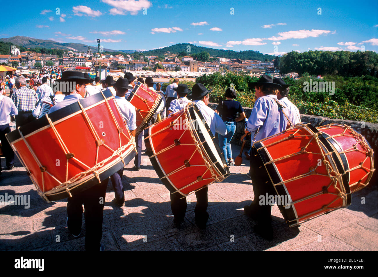 Portugal, Minho: Mann mit traditionellen Trommeln auf dem Volksfest Feiras Novas in Ponte de Lima Stockfoto