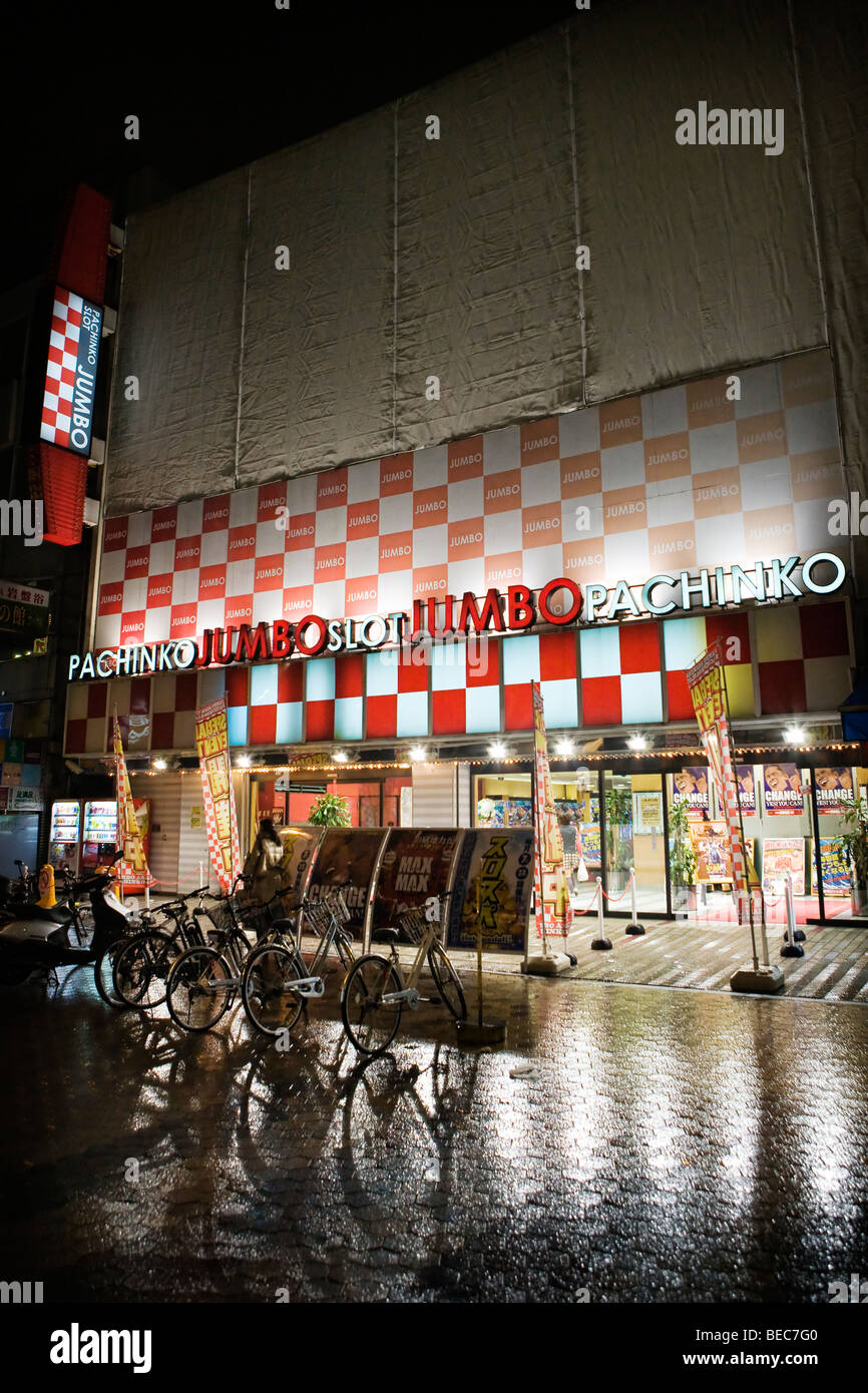 Pachinko/Glücksspiel Stube in der Nacht in Tokio, Japan Stockfoto