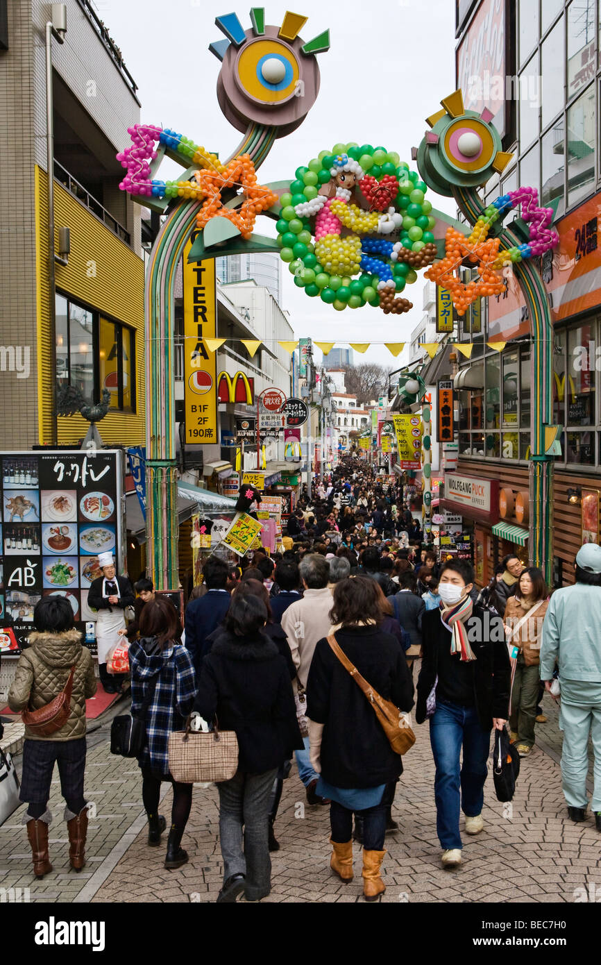 Menschenmassen, die zu Fuß durch Harajuku, Tokyo, Japan Stockfoto