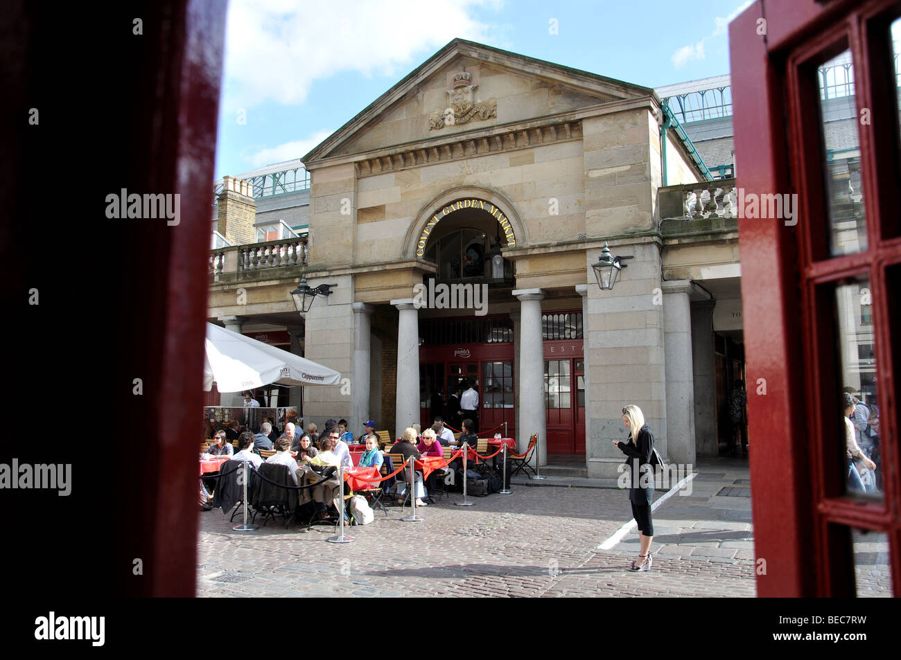 Restaurant im Freien, Covent Garden Piazza, Covent Garden, City of Westminster, London, England, Vereinigtes Königreich Stockfoto