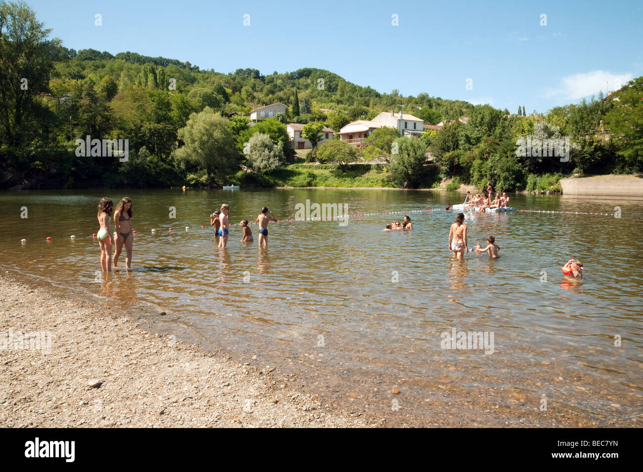 Touristen, Sonnenbaden und Schwimmen im Fluss Lot an Castelmoron, Aquitaine, Frankreich Stockfoto