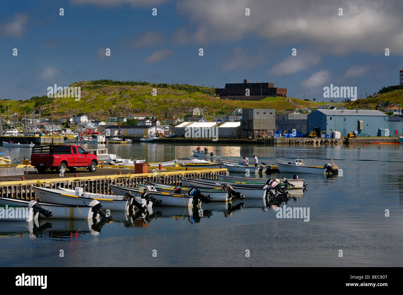 Motorboote Fischerboote und Fischverarbeitung Anlage am Hafen twillingate Neufundland Stockfoto