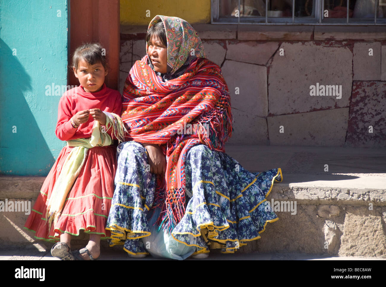 Tarahumara indische Mutter und Tochter in Creel, Copper Canyon, Chihuahua, Mexiko Stockfoto