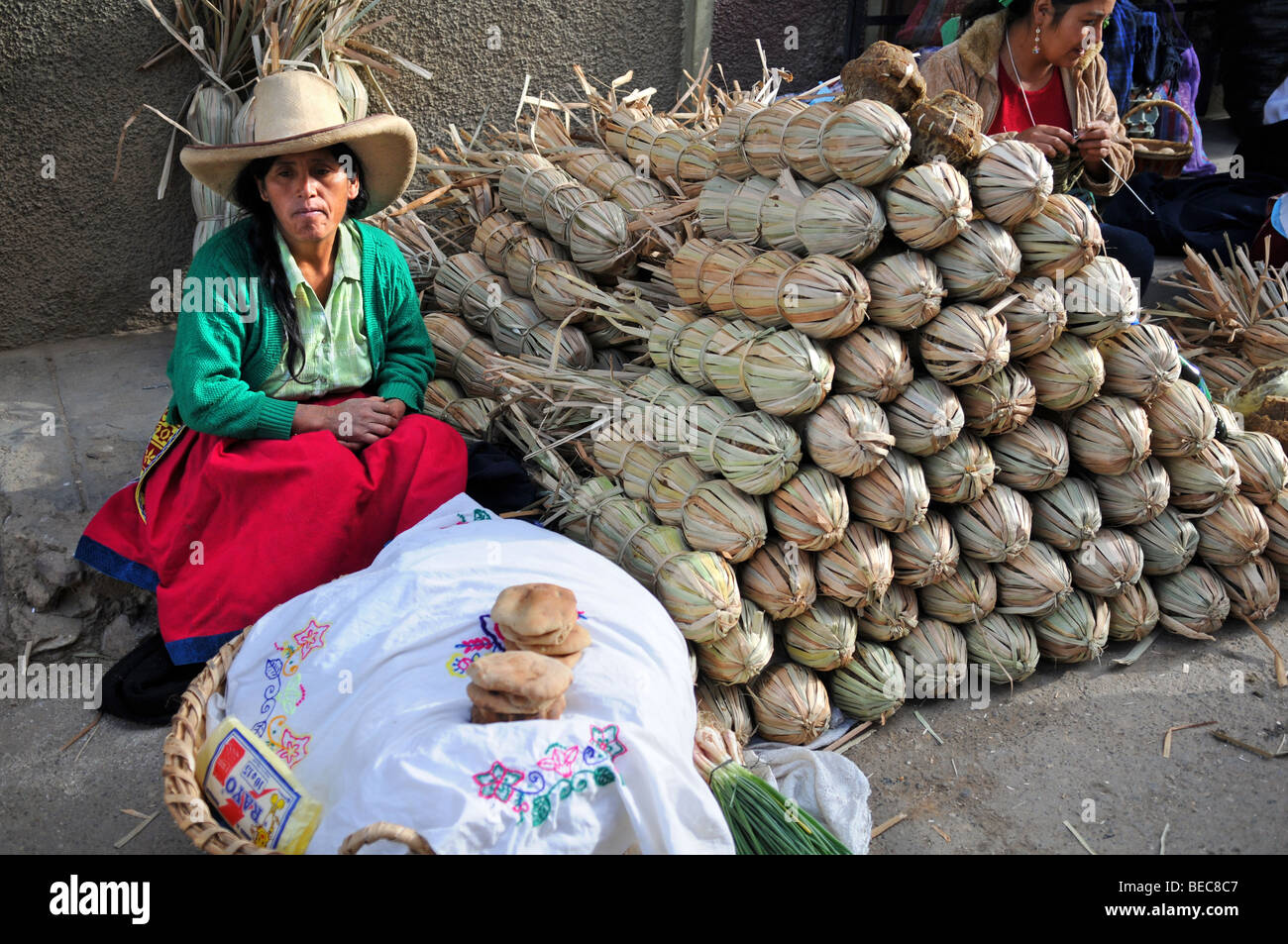 CAJABAMBA PERU - SEPTEMBER 6: Zuckerrohr Verkäufer auf einem Markt in Cajabamba, Peru am 6. September 2009 Stockfoto