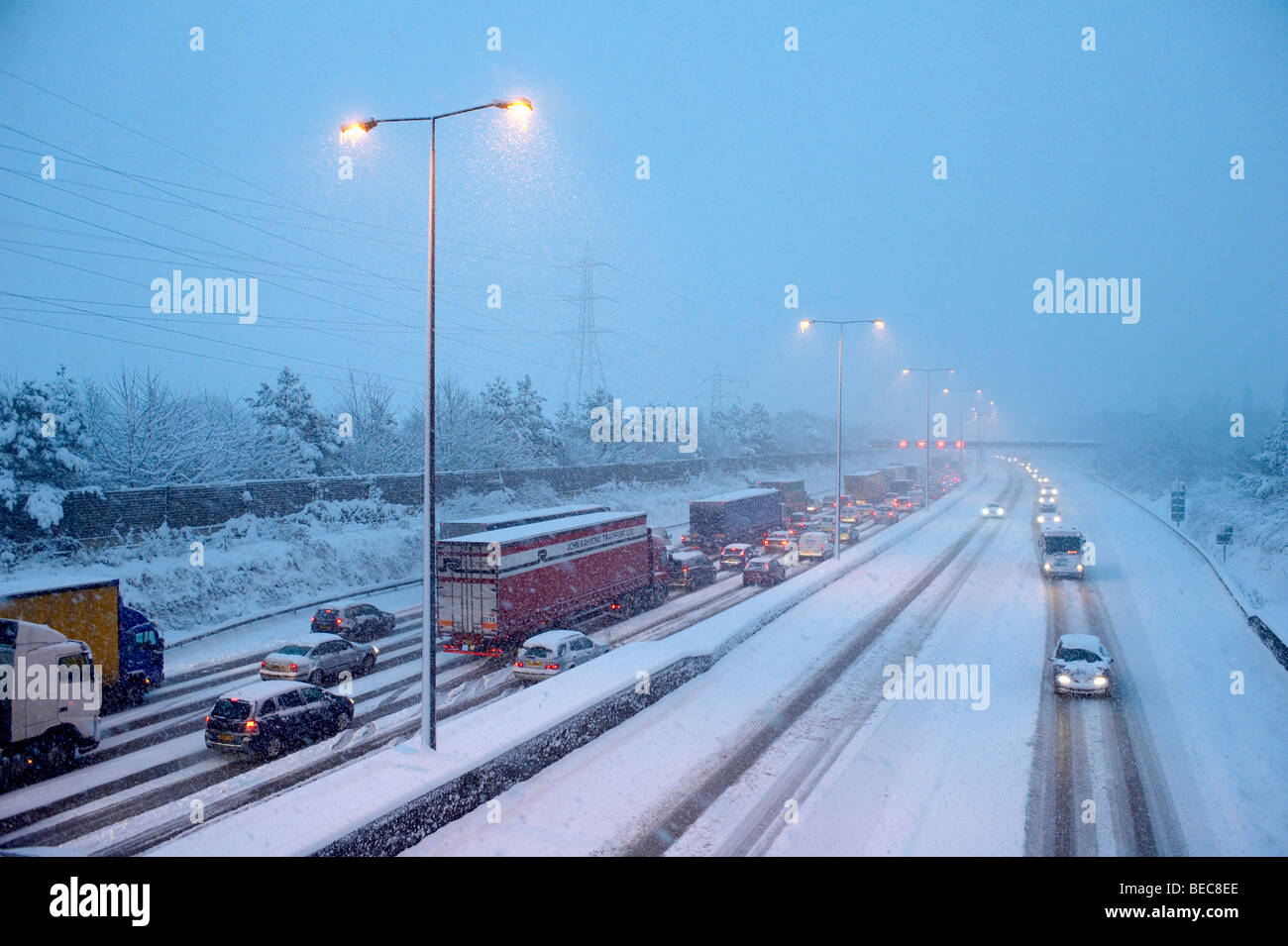 M25 Autobahn während Blizzard, England, Surrey Stockfoto