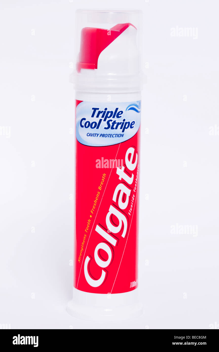 Eine Tube Colgate triple cool Streifen Zahnpasta durch Pumpen auf weißem Hintergrund Stockfoto