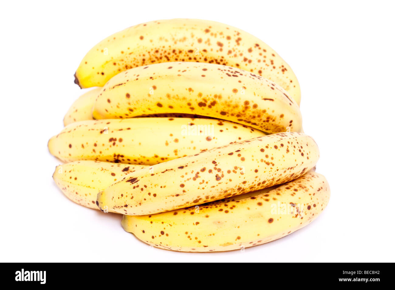 Ein Bündel Bananen mit Bräunung der Haut auf weißem Hintergrund Stockfoto