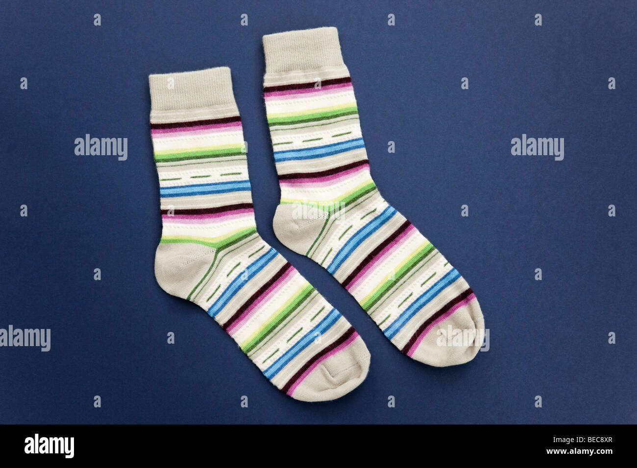Paarweise gestreiften Wollsocken auf dunkelblauem Hintergrund Stockfoto