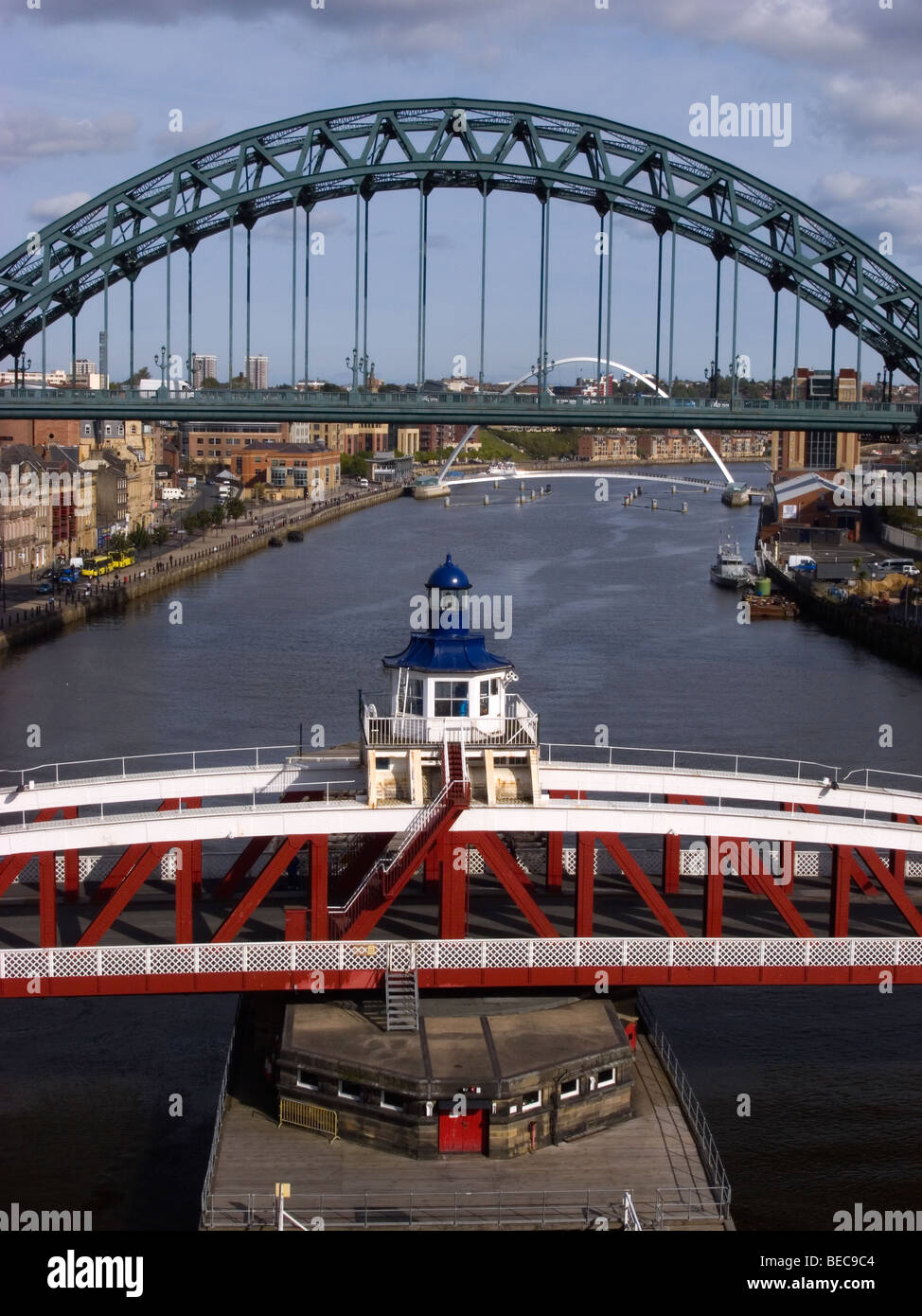 Die Tyne Bridge, Drehbrücke und Millennium Bridge von der hohen Brücke nach Osten gesehen Stockfoto