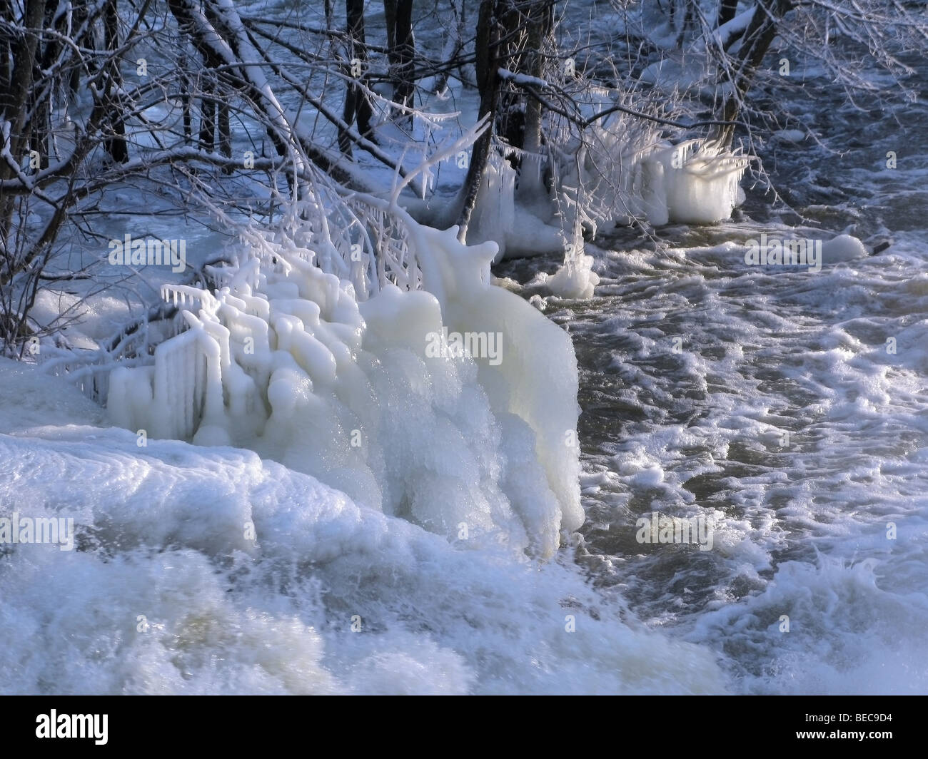 Eisformationen an einem Fluss in Schweden in den kalten Wintermonaten. Stockfoto