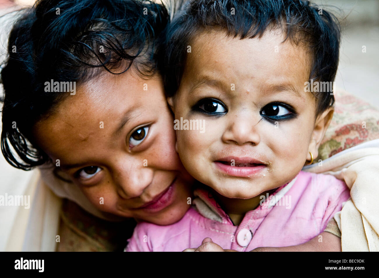 Niedliche nepalesische Kinder im Kathmandu-Tal, Nepal. Stockfoto