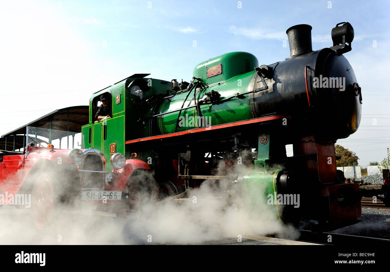 Dampf Lok Kohle Tank Motor Bahnhof mit Aero Oldtimer Stockfoto