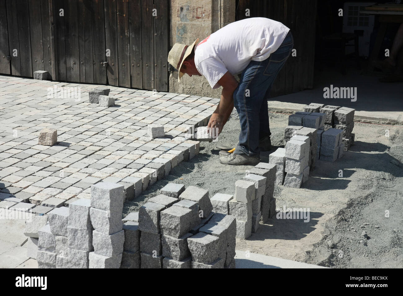 Mann, Aufbau einer Straße mit kubischen Pflastersteine, Larnaca, Zypern. Stockfoto