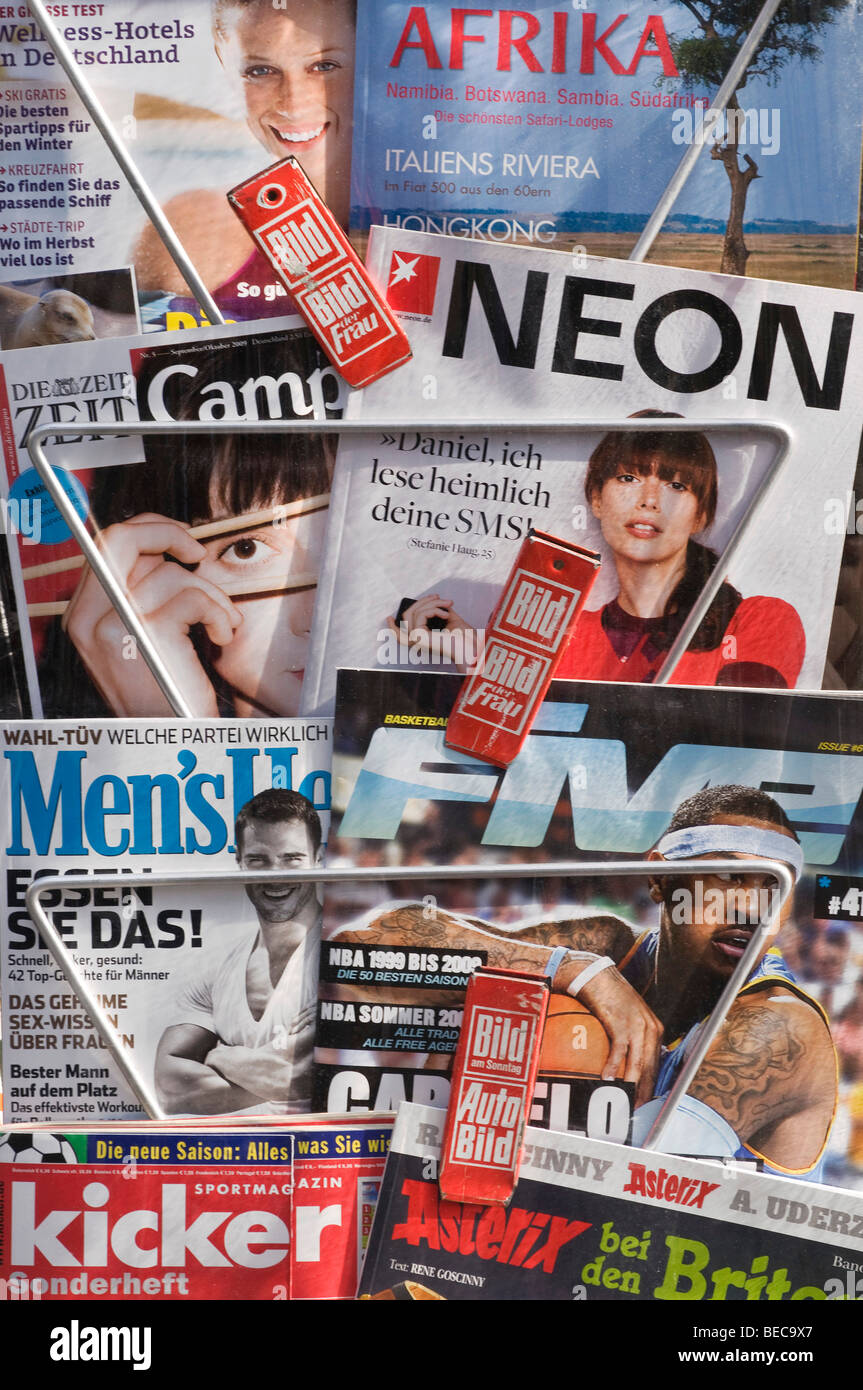 Zeitungsständer mit aktuellen deutschen Magazinen und Zeitschriften Stockfoto
