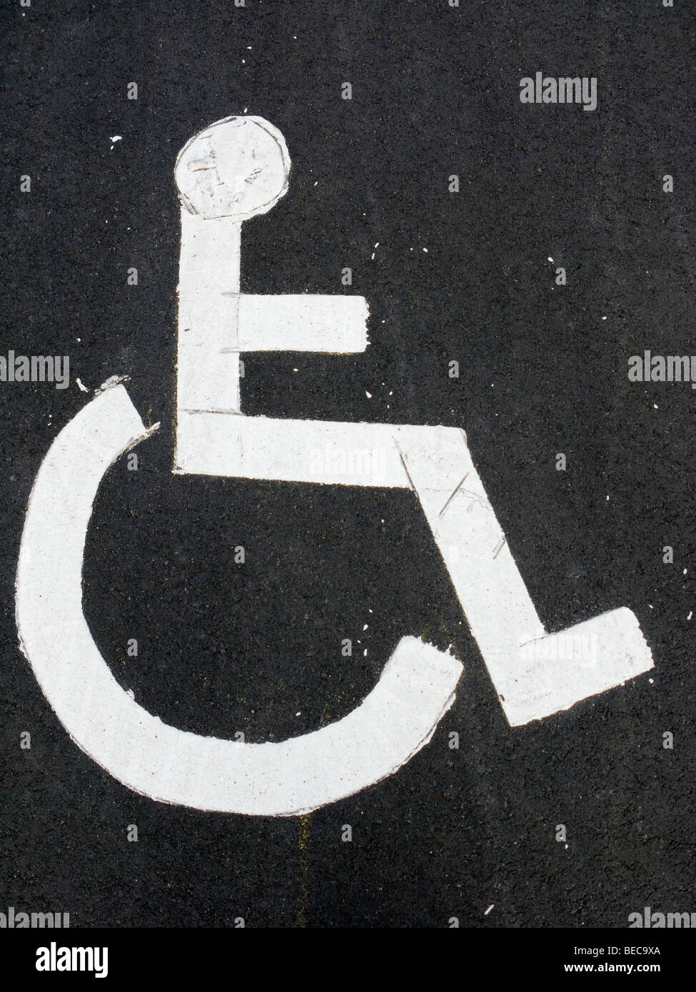 Ein Rollstuhl aussehende Zeichen auf einem öffentlichen Parkplatz. Dieser Parkplatz ist für Menschen mit Behinderung reserviert. Stockfoto