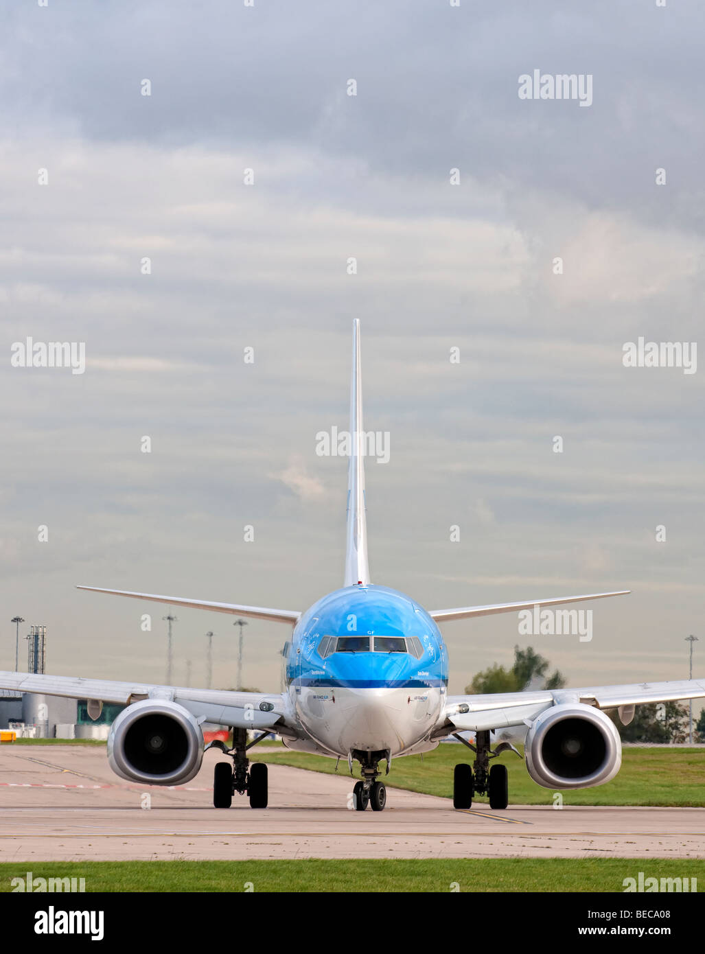 KLM Flugzeug Rollen für abheben vom Flughafen Manchester (Ringway Airport) in Manchester, England Stockfoto