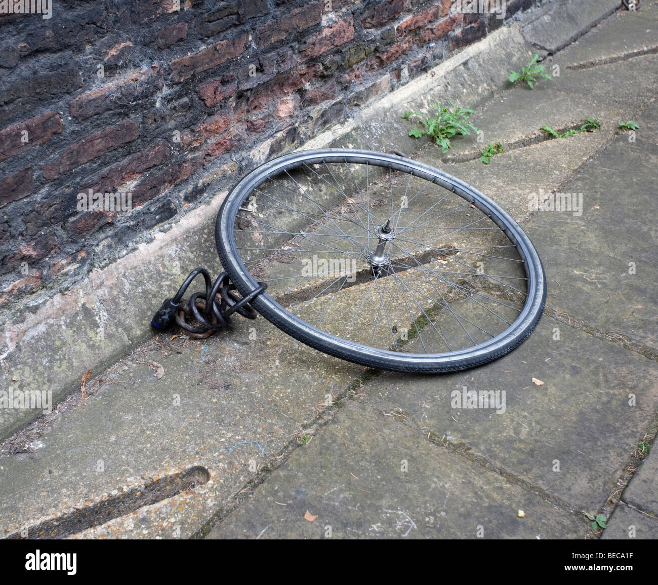 Ein Fahrrad-Rad und Schloss, war der Rest des Motorrades gestohlen, Cambridge, Cambridgeshire, Großbritannien. Stockfoto