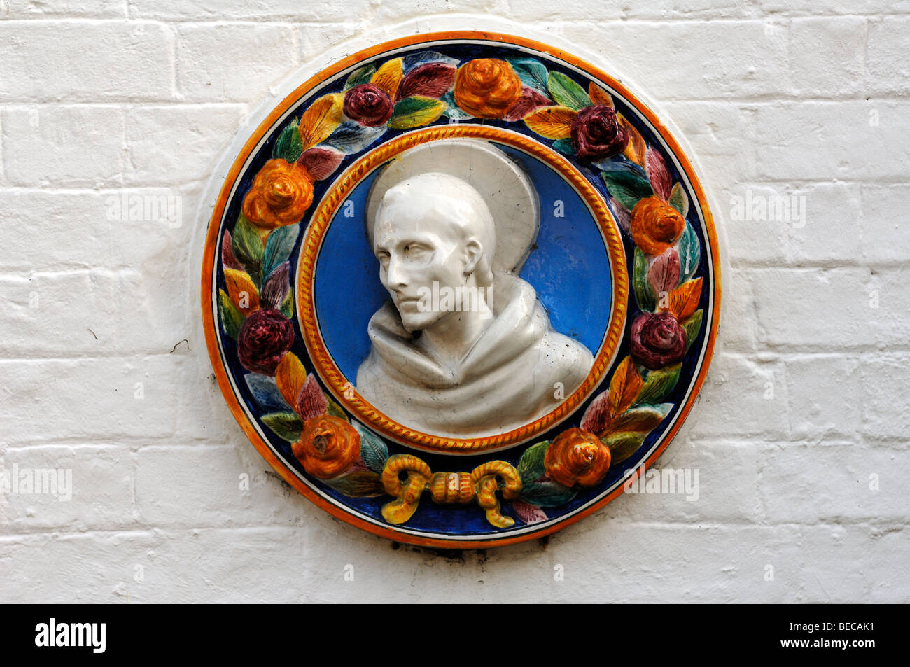 Keramik Figur des Heiligen Franziskus auf einen Gemeindesaal, High Street, Hemingford Gray, Cambridgeshire, England, Vereinigtes Königreich, Europa Stockfoto