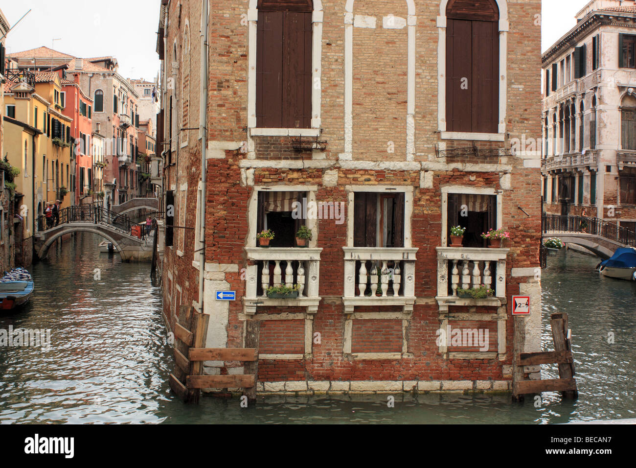 Haus in der Mitte eines Kanals, Sestiere di Castello, Venedig Stockfoto