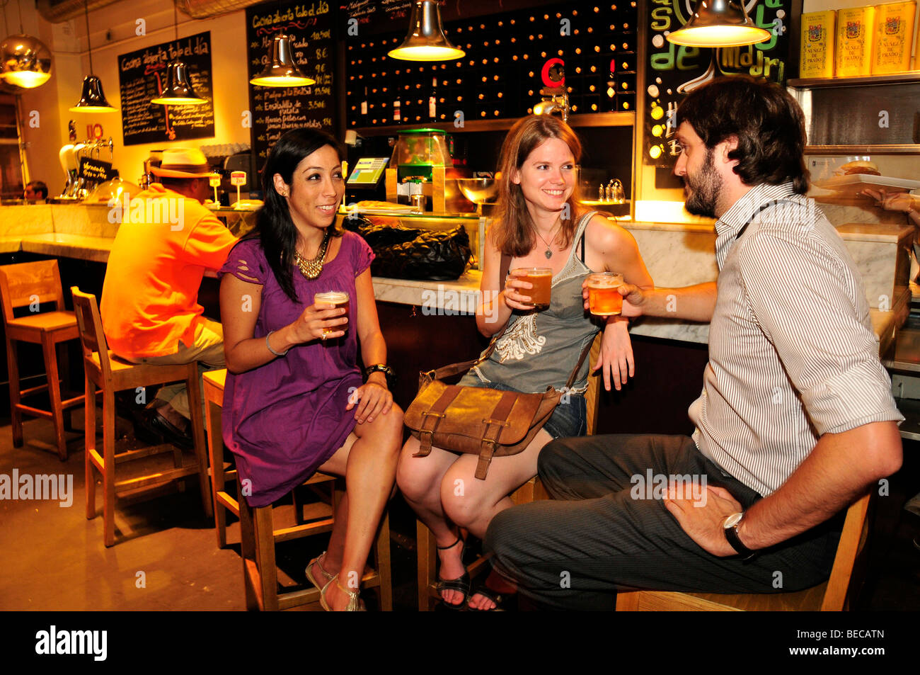 Junge Gäste in einem Nachtclub an der Gran Via, Nachtleben, Madrid, Spanien, Iberische Halbinsel, Europa Stockfoto