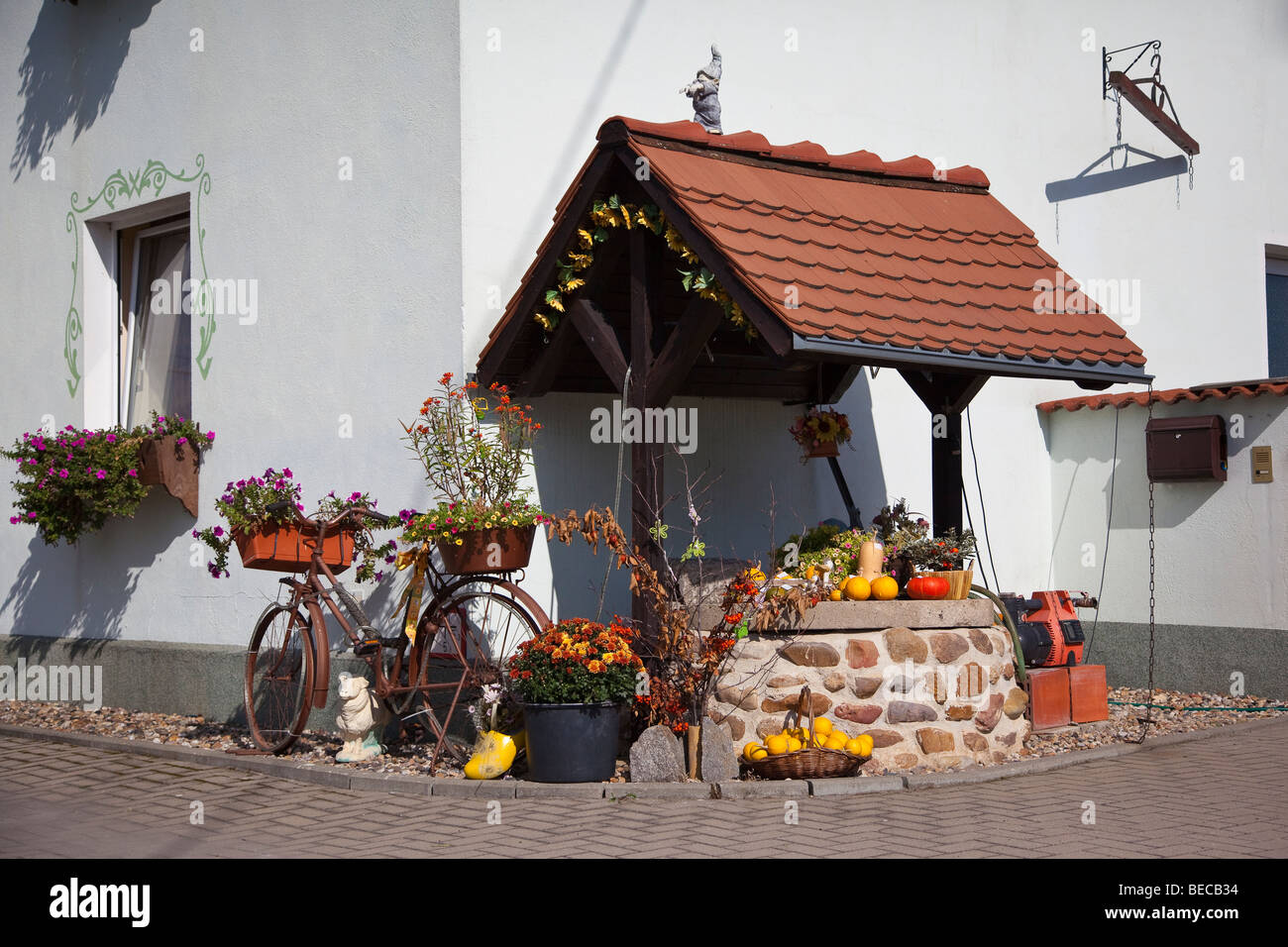 Herbst in einem Dorf, verzierte Tür Stockfoto
