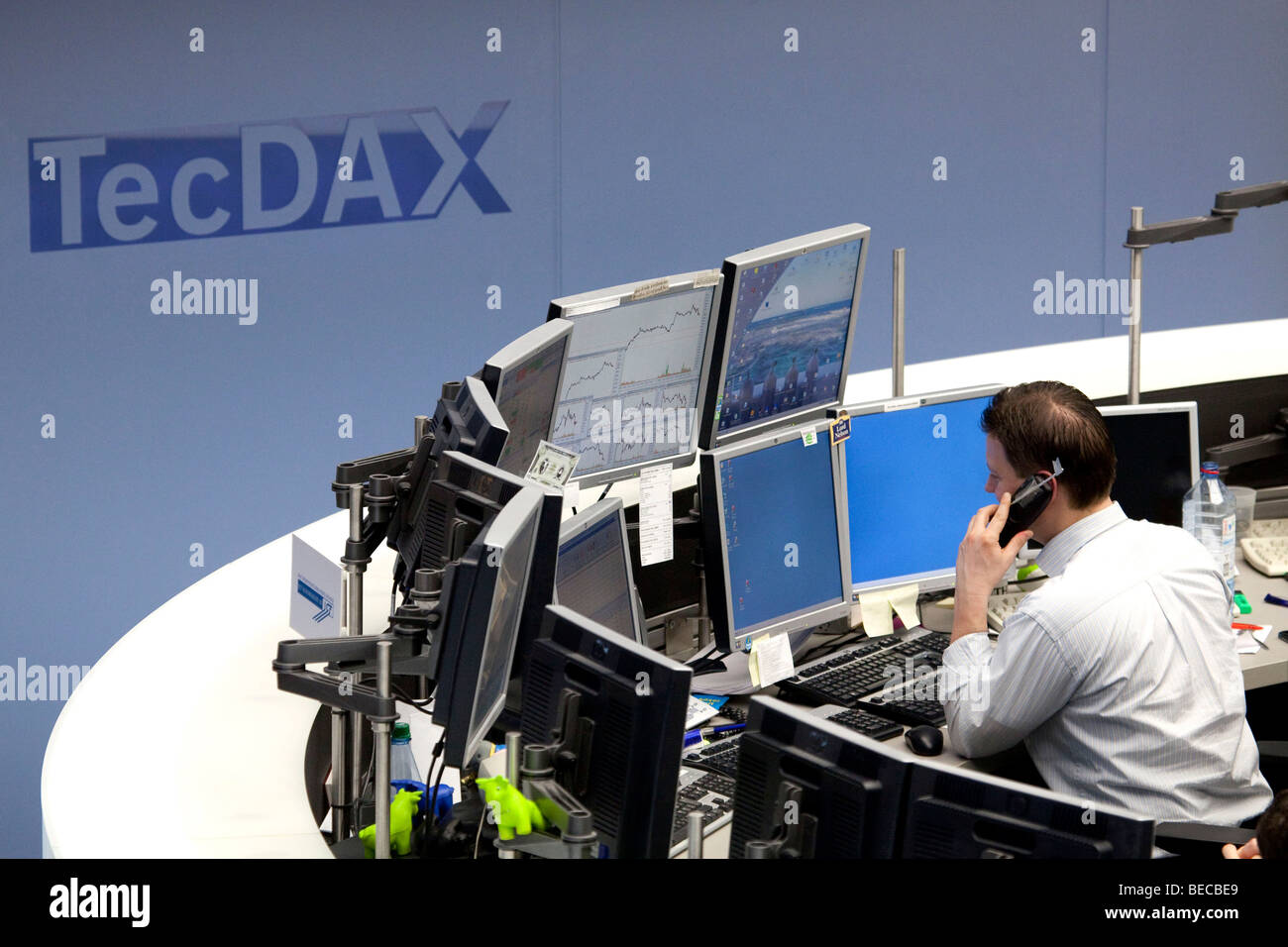 Main Handelssaal der Frankfurter Wertpapierbörse durch die Deutsche Börse AG in Frankfurt Am Main, Hessen, Deutschland, Europa Stockfoto