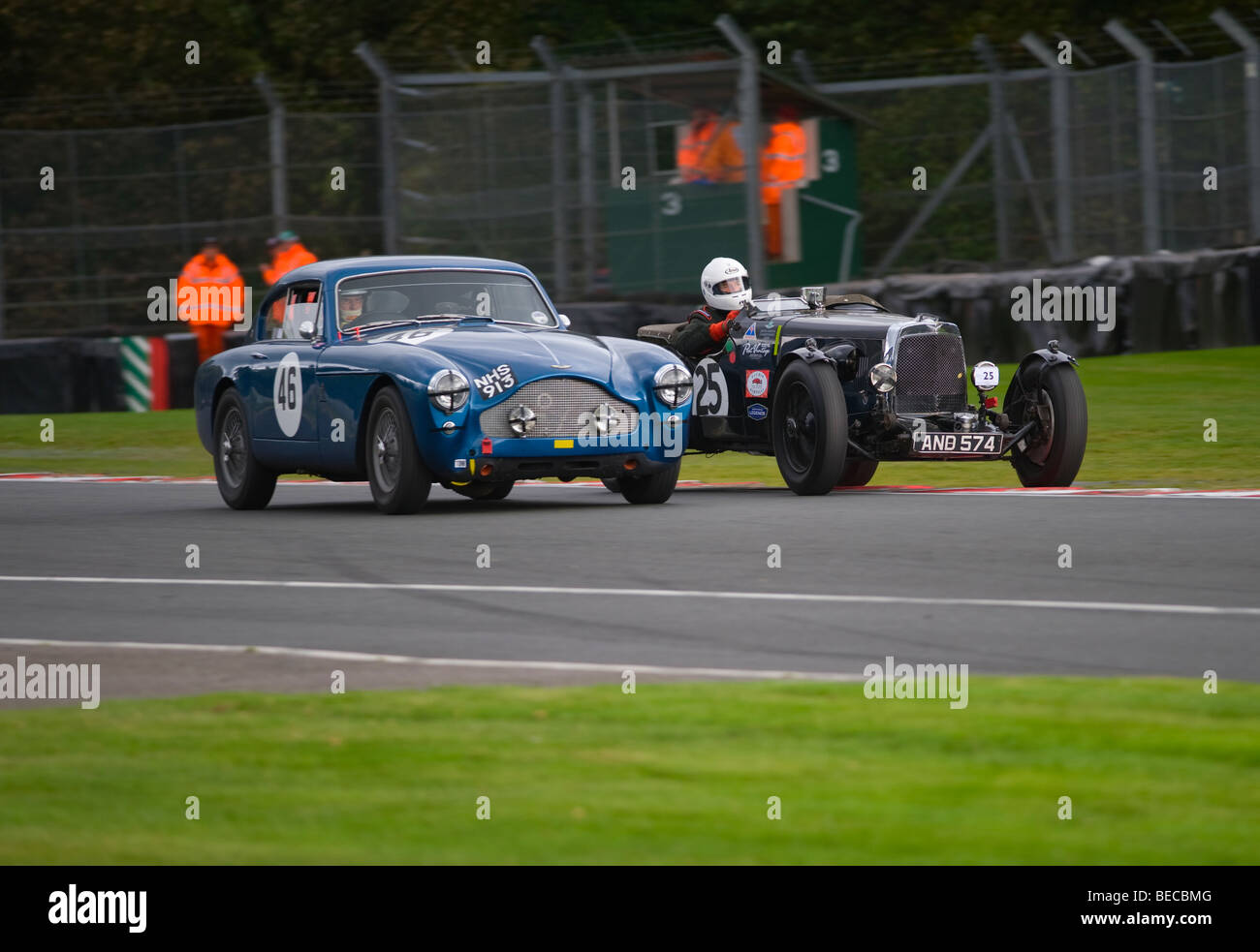 Ein Aston Martin DB Mark III und Aston Martin zweite Serie Sport Rennwagen am Oulton Park Motor Racing Circuit Cheshire Stockfoto