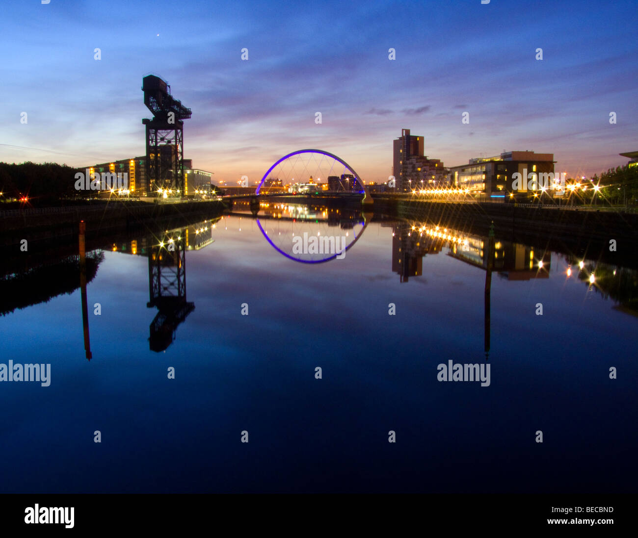 Sonnenaufgang über den Fluss Clyde mit Blick auf beleuchtete Clyde Arc und Venus am Himmel, Glasgow Stockfoto