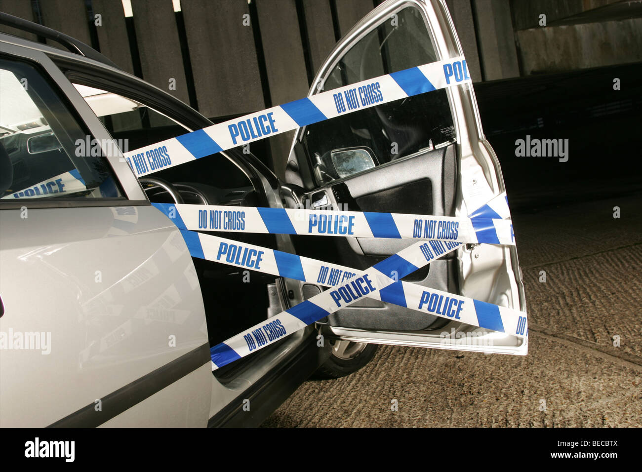 Auto mit offener Tür und Polizei Klebeband Stockfoto